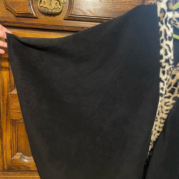 One size sweater poncho leopard trim - Picture 4 of 4